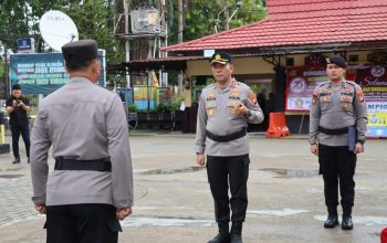 Kapolresta Pontianak, Kombes Pol Adhe Hariadi SIK MH memimpin upacara kenaikan pangkat bagi 67 personilnya.