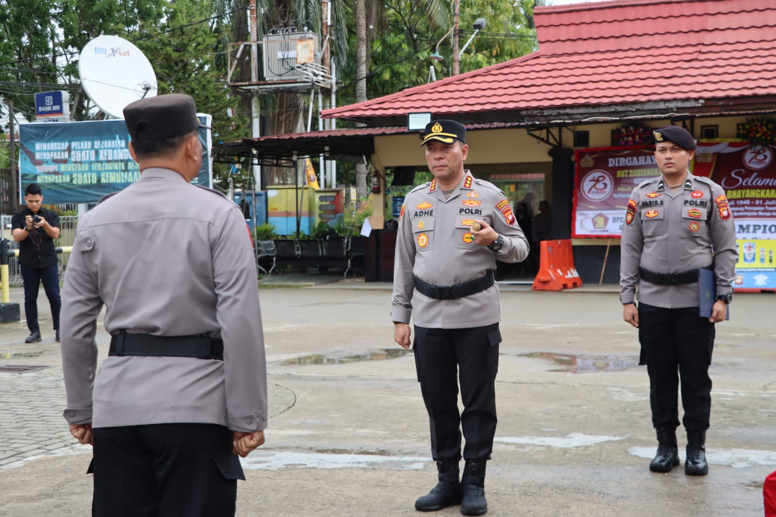 Kapolresta Pontianak, Kombes Pol Adhe Hariadi SIK MH memimpin upacara kenaikan pangkat bagi 67 personilnya.