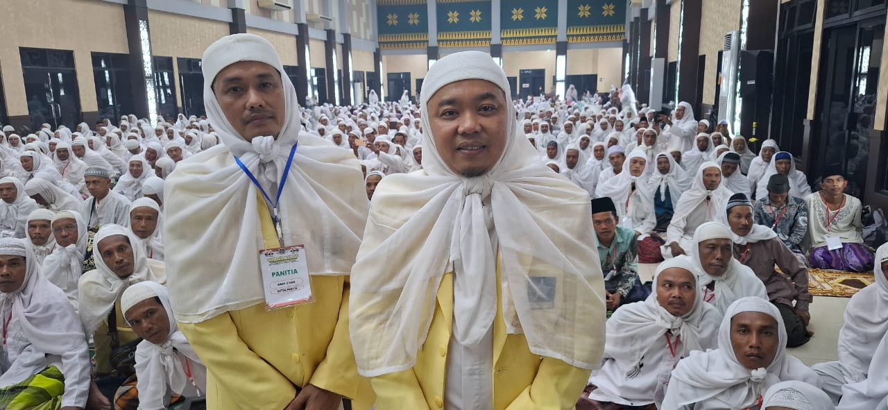Ketua Umum DPP PPITTNI Dempo Xler Ketua Harian DPW PPITNI Sumsel Abdi Syah sekaligus Ketua Panitia di hadapan ribuan jamaahnya.