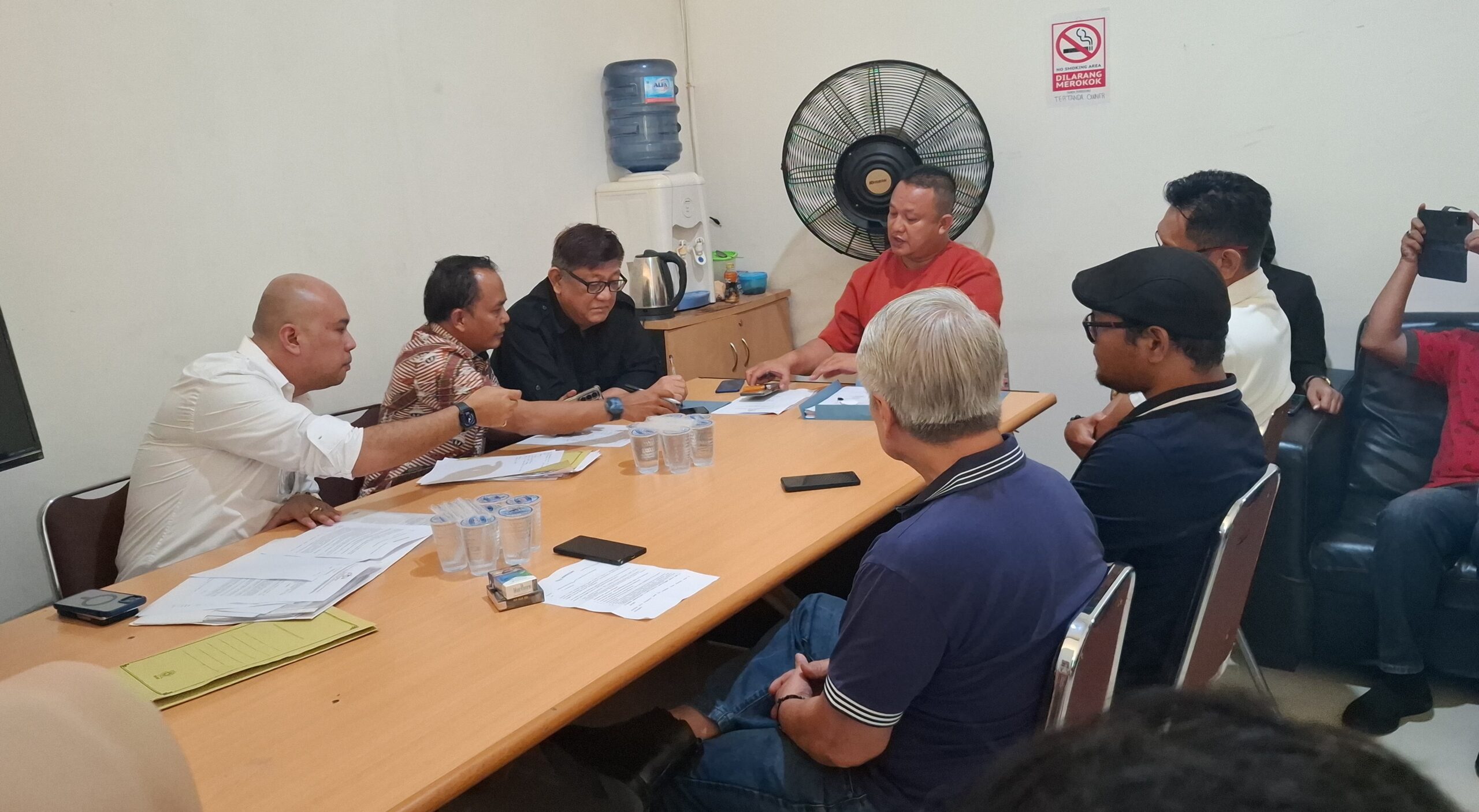 Musyawarah antara pengelola parkir PT Kuala Permai bersama pihak Tenant, berlangsung di Kantor PT Kuala Permai Selasa 10 Februari 2026.