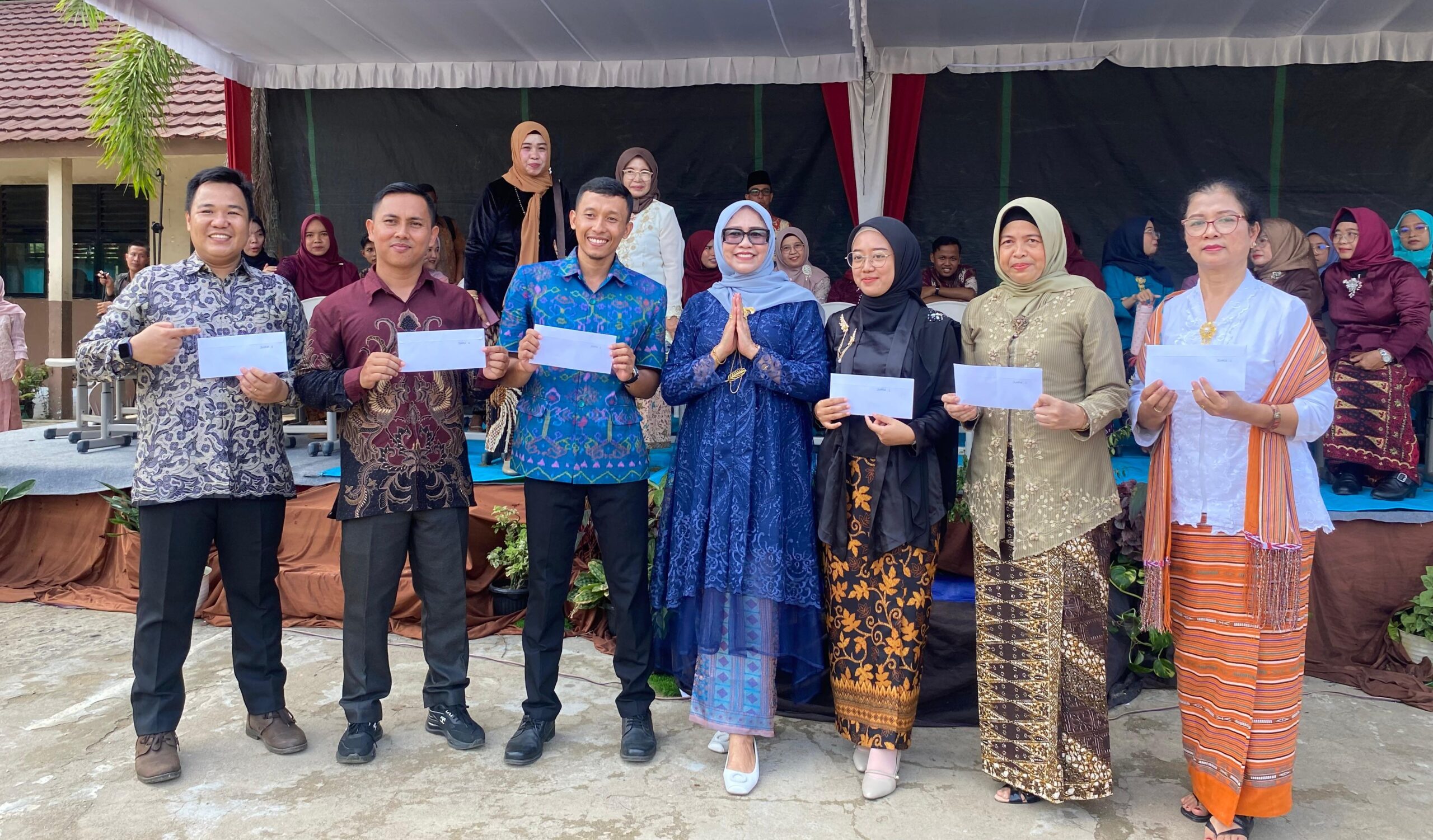 Pembagian hadiah pembinaan busana Kartini di SMPN 18 Palembang sebagai bentuk apresiasi dan motivasi bagi guru.