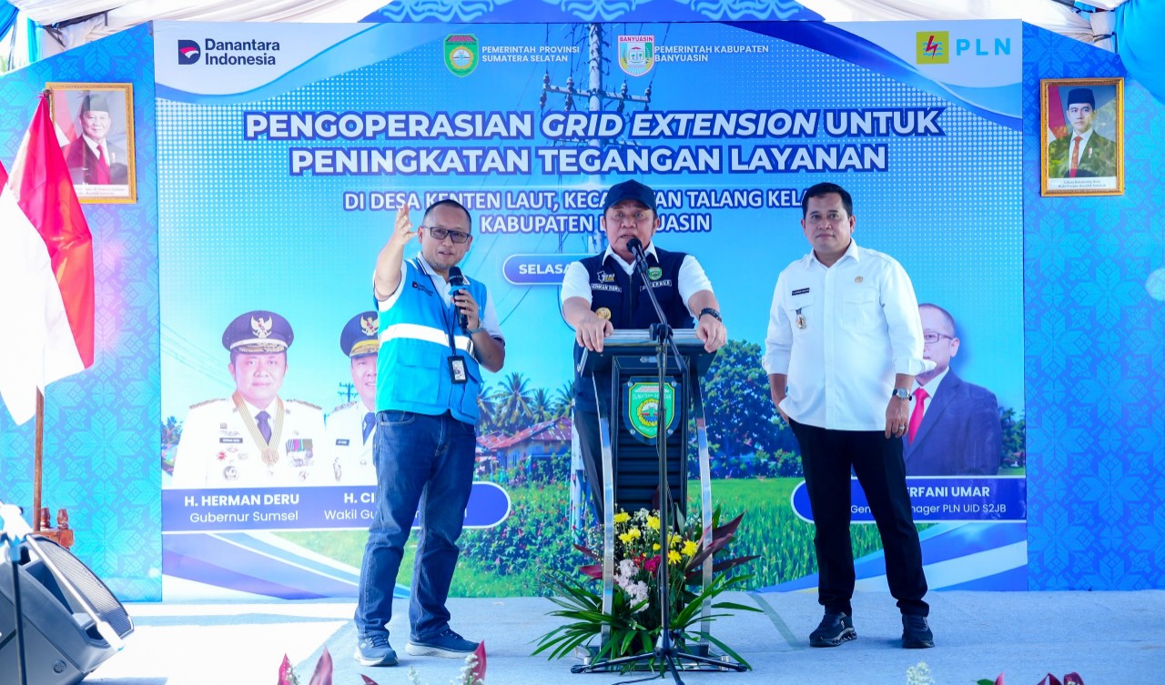 GM PLN UID S2JB Diksi Erfani Umar, bersama Gubernur Sumsel Herman Deru dan Bupati Banyuasin Askolani Jasi meresmikan pengoperasian Grid Extension untuk peningkatan tegangan layanan listrik bagi warga Kenten Laut, Kabupaten Banyuasin, Selasa 28 April 2026.