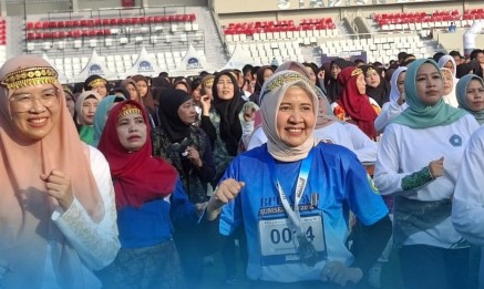Kepala Dinas Pendidikan Sumatera Selatan, Mondyaboni SE SKom MSi MPd bersama ratusan warga, guru dan siswa melakukan Senam Kriya di Stadion Bumi Sriwijaya, Jumat 24 April 2026. [Foto: Hasan Basri-WI]