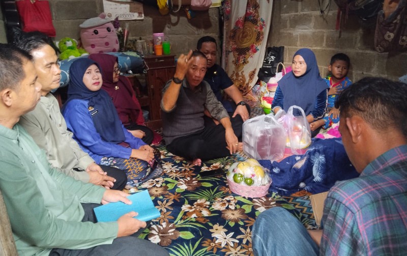 Ketua PGRI Palembang sekaligus Dewan Pendidikan Kota Dr H Ahmad Zulinto SPd MM saat mengunjungi dan menyerahkan bantuan bagi korban di kediamannya Gandus, Kamis (7/5)