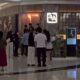 Pengunjung berhamburan keluar saat kebakaran melanda salah satu restoran di Palembang Indah Mall (PIM), Palembang, Sabtu (30/5/2026) malam. Kepulan asap tebal terlihat membumbung tinggi dari lokasi kejadian. Foto: Istimewa