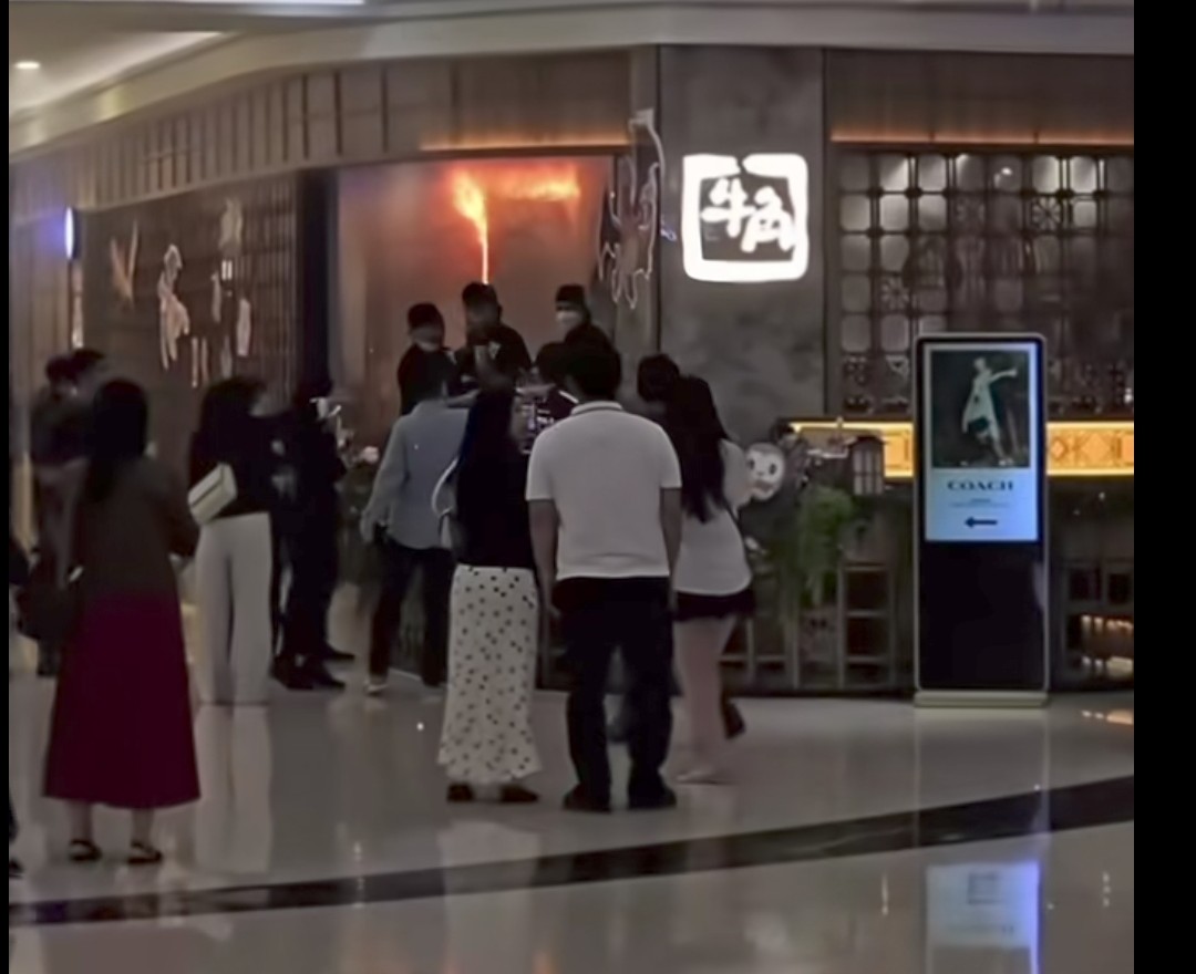 Pengunjung berhamburan keluar saat kebakaran melanda salah satu restoran di Palembang Indah Mall (PIM), Palembang, Sabtu (30/5/2026) malam. Kepulan asap tebal terlihat membumbung tinggi dari lokasi kejadian. Foto: Istimewa