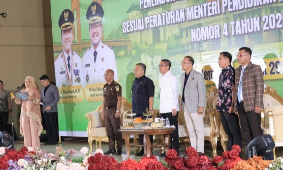 Wali Kota Palembang Ratu Dewa membuka Sosialisasi dan Bimtek Permendikdasmen Nomor 4 Tahun 2026 di Gedung Graha Serbaguna, Kamis (11/6/2026). Kegiatan ini menjadi langkah awal memperkuat perlindungan bagi guru dan tenaga kependidikan melalui pembentukan Satgas Perlindungan Pendidik, sekaligus mendorong peningkatan mutu pendidikan di Kota Palembang.