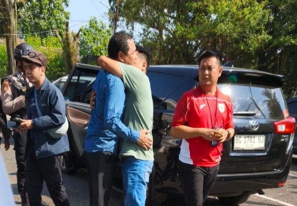 Poto : Diduga diamankan dalam operasi tangkap tangan KPK, sosok yang disebut sebagai Bupati Muara Enim terlihat dalam foto yang beredar luas pada Senin (8/6/2026). Hingga kini, KPK masih melakukan pendalaman dan belum mengungkap secara rinci konstruksi perkara yang sedang ditangani.