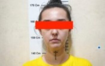 Mantan artis wanita yang diduga terlibat dalam jaringan penipuan daring (online scam) internasional digiring petugas saat pengungkapan kasus di Solo Baru, Sukoharjo, Jawa Tengah. Polisi menyebut jaringan tersebut beroperasi lintas negara dengan sejumlah korban dari berbagai wilayah.