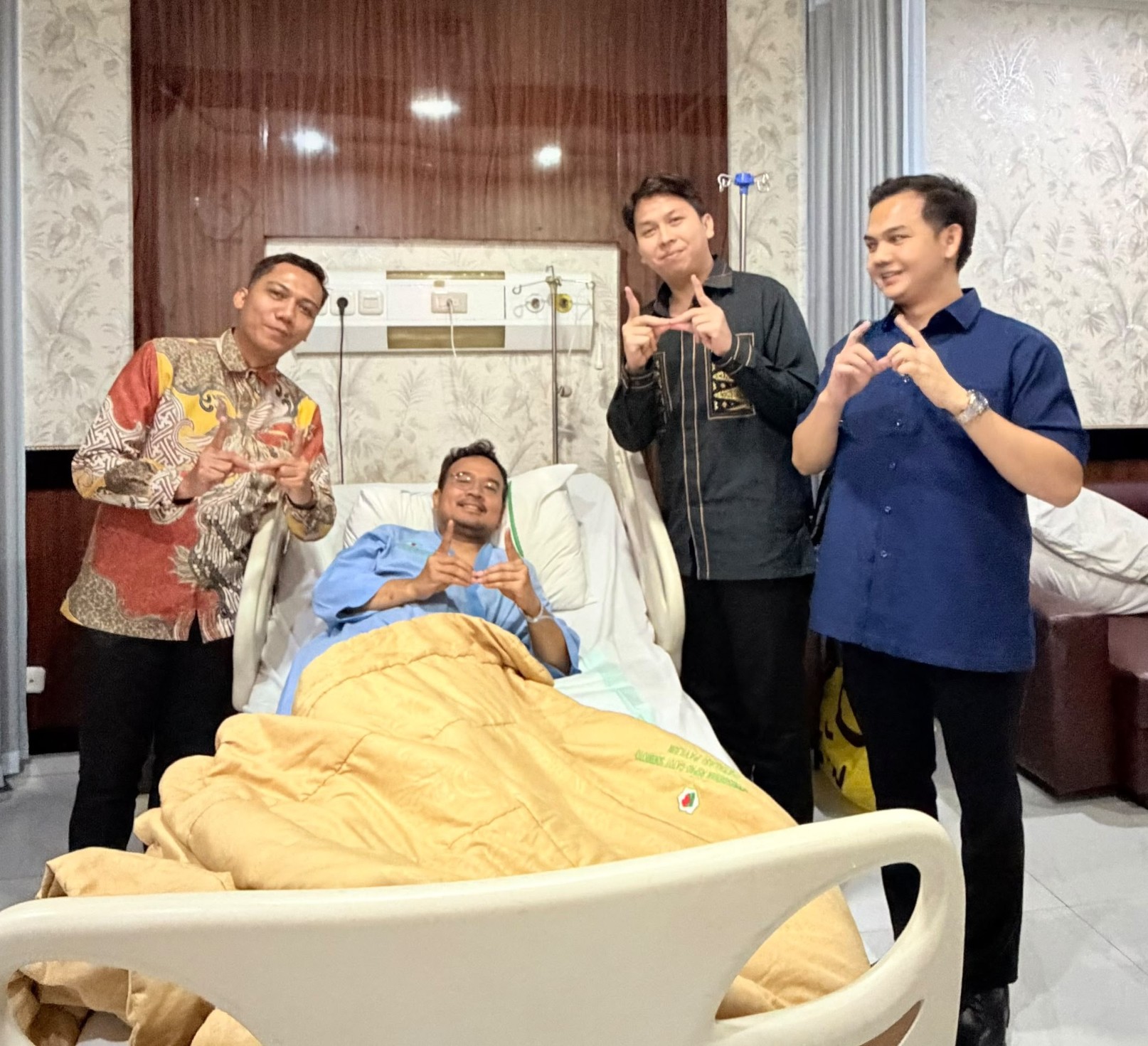 Kondisi kesehatan Wakil Wali Kota Palembang Prima Salam berangsur membaik saat menjalani perawatan di RSPAD Gatot Soebroto, Jakarta. Pemerintah Kota Palembang mengajak masyarakat untuk terus mendoakan kesembuhan agar Prima Salam dapat segera kembali menjalankan tugas dan melayani warga Kota Palembang.