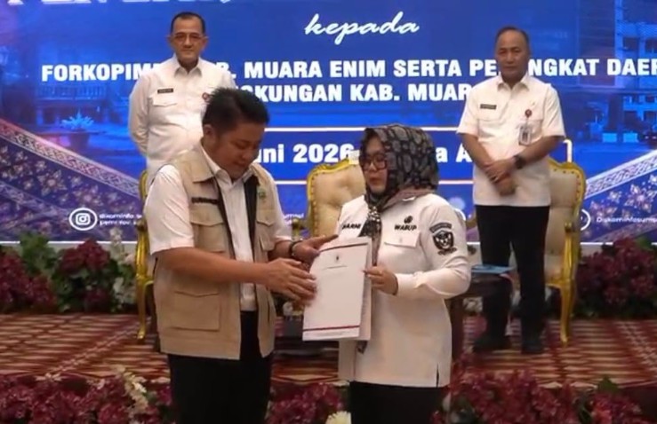Gubernur Sumatera Selatan Herman Deru menyerahkan Surat Keputusan Pelaksana Tugas (Plt) Bupati Muara Enim kepada Sumarni di Griya Agung, Palembang, Rabu (10/6/2026). Penunjukan tersebut dilakukan untuk memastikan roda pemerintahan dan pelayanan publik tetap berjalan pasca operasi tangkap tangan (OTT) yang menjerat Bupati Muara Enim.