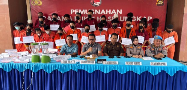 Direktur Reserse Narkoba Polda Sumsel Kombes Pol Yulian Perdana bersama jajaran menunjukkan barang bukti narkotika hasil pengungkapan 25 kasus selama Juni 2026 di Mapolda Sumsel, Palembang, Rabu (10/6/2026). Dalam operasi tersebut, polisi mengamankan 37 tersangka dan menyita narkotika senilai lebih dari Rp2,2 miliar yang diperkirakan telah menyelamatkan puluhan ribu jiwa dari ancaman penyalahgunaan narkoba.