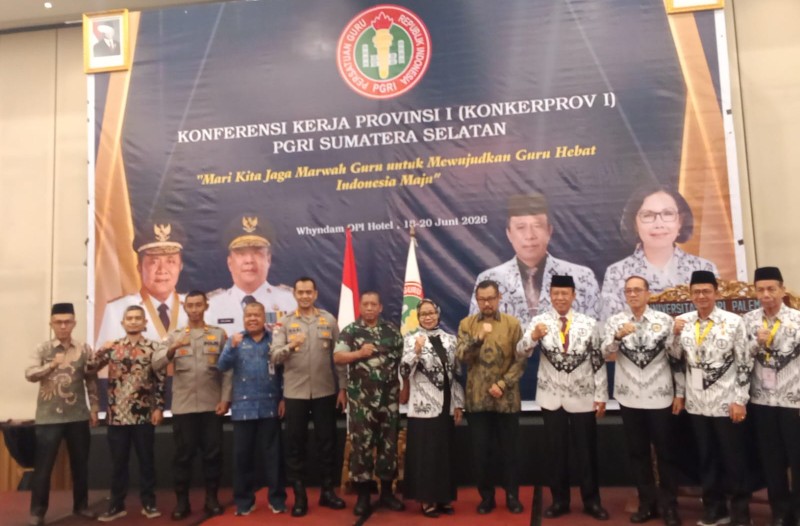 Menjaga marwah guru, menjaga masa depan bangsa. Ketua PB PGRI Dra. Dian Mahsunah, M.Pd. bersama jajaran pengurus PGRI menghadiri Konkerprov I PGRI Sumsel di Palembang, Jumat (19/6/2026), guna menyusun langkah strategis memperjuangkan hak, perlindungan, dan peningkatan kompetensi guru sebagai fondasi Indonesia maju.