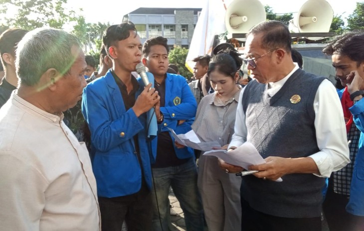 Pembina BPH UPGRIP, Dr Ahmad Zulinto, memberikan penjelasan kepada mahasiswa yang menggelar aksi di halaman Gedung Rektorat Universitas PGRI Palembang, Jumat (26/6/2026). Di hadapan peserta aksi, Zulinto menyampaikan hasil komunikasi langsung dengan Rektor UPGRIP yang, menurutnya, menegaskan BPH sebagai pihak yang dipertanggungjawabkan dalam penyelenggaraan universitas.