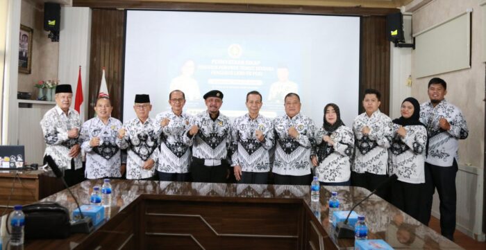 Anggota LKBH PB PGRI, Drs. Siswaji, M.Pd., memberikan keterangan kepada wartawan di Gedung Guru Palembang, Minggu (28/6/2026). Ia menegaskan sengketa legalitas badan hukum PB PGRI telah berkekuatan hukum tetap (inkracht), sehingga kepengurusan yang sah harus berpedoman pada SK AHU yang diakui negara. Foto: Dok. opsi.co.id