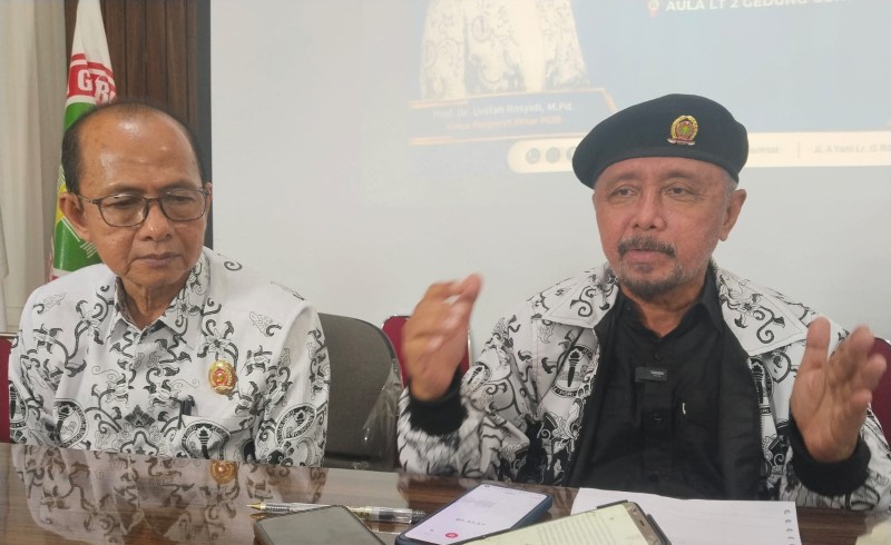 Anggota Lembaga Konsultasi dan Bantuan Hukum (LKBH) PB PGRI, Drs. Siswaji, M.Pd., didampingi Wakil Ketua I PGRI Provinsi Sumatera Selatan, Drs. H. Lukman Haris, M.Si., memberikan keterangan kepada wartawan terkait kepastian hukum legalitas badan hukum PB PGRI di Gedung Guru Palembang, Minggu (28/6/2026). Foto: Dok. opsi.co.id