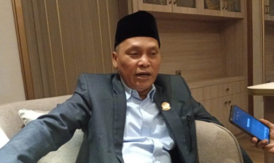 Ketua Komisi V DPRD Sumatera Selatan, Alwis Gani, memberikan keterangan kepada awak media usai Rapat Dengar Pendapat (RDP) bersama Ombudsman RI Perwakilan Sumsel, BPMP, dan Dinas Pendidikan Sumsel di DPRD Sumsel, Senin (29/6/2026).