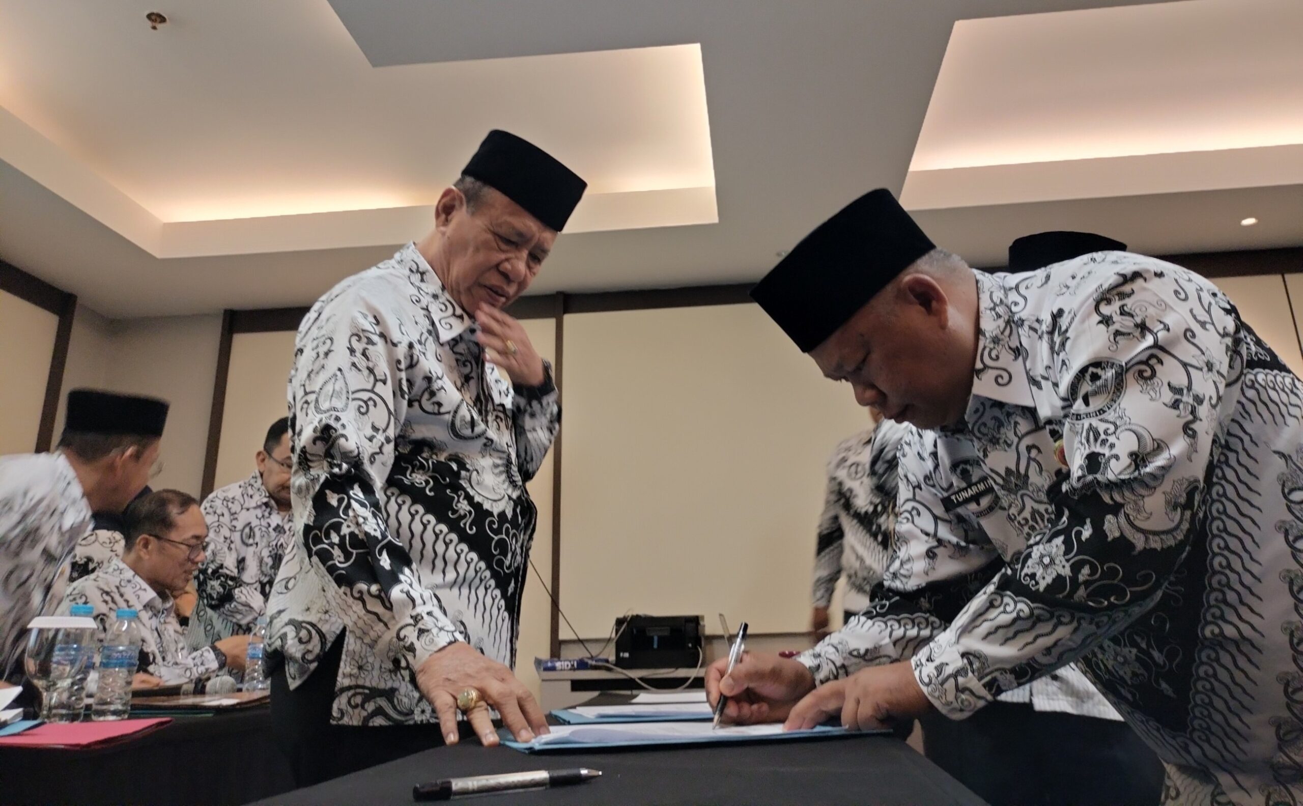 PGRI dari 17 kabupaten/kota se-Sumatera Selatan menyatakan sikap bersama dengan menandatangani dukungan di atas materai kepada kepengurusan PB PGRI yang dipimpin Prof. Dr. Unifah Rosyidi, M.Pd., dan Ketua PGRI Sumsel, Assoc. Prof. Dr. H. Bukman Lian, M.M., M.Si. Langkah ini menjadi penegasan soliditas organisasi di tengah dinamika sengketa kepengurusan yang masih berlangsung.
