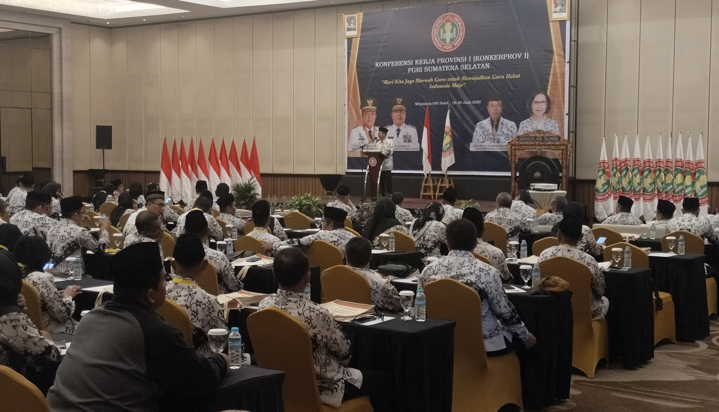 Konferensi Kerja Provinsi I (Konkerprov I) PGRI Sumatera Selatan mengikuti rangkaian sidang organisasi di Wyndham OPI Hotel Palembang, Jumat (19/6/2026). Selain mengevaluasi program kerja dan merumuskan agenda strategis pendidikan, forum ini juga menjadi ajang penegasan sikap organisasi di tengah dinamika internal yang masih bergulir.
