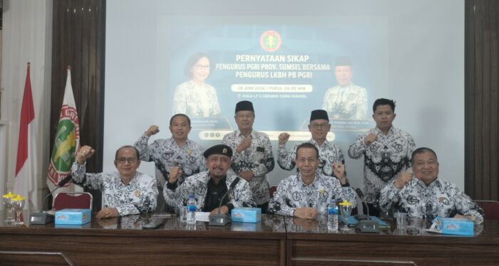 Anggota Lembaga Konsultasi dan Bantuan Hukum (LKBH) PB PGRI, Drs. Siswaji, M.Pd.,menyampaikan keterangan kepada wartawan di Gedung Guru Palembang, Minggu (28/6/2026). Dalam kesempatan itu, Siswaji mengimbau guru dan anggota PGRI tidak terjebak dalam polarisasi kepengurusan organisasi serta mengedepankan kepastian hukum dan menghormati seluruh proses peradilan yang masih berlangsung. Foto: Dok