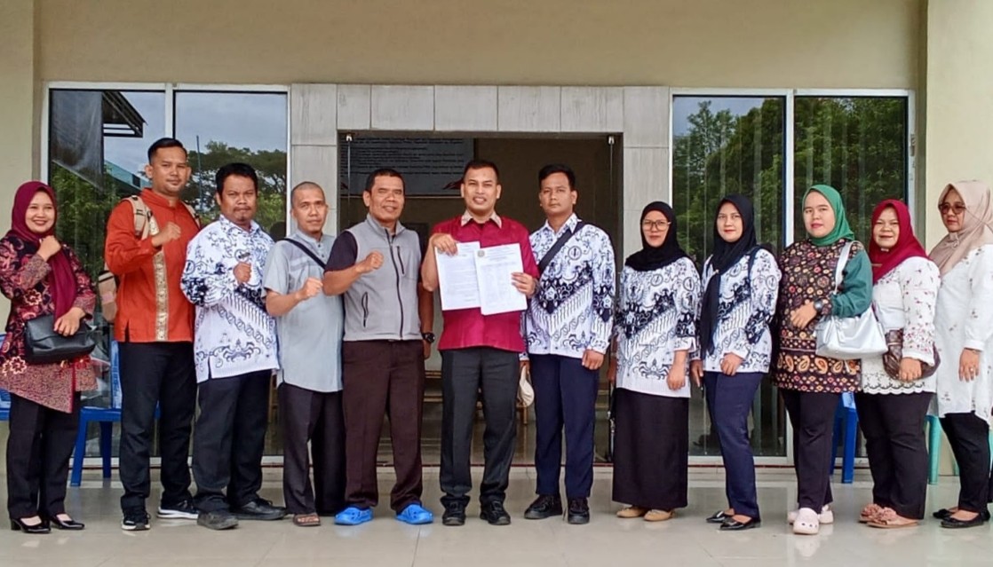 Koordinator FORKA UPGRIP, David Saputra, menyampaikan sikap organisasi terkait penyegelan Kantor Badan Pelaksana Harian (BPH) Universitas PGRI Palembang, Jumat (19/6/2026). FORKA UPGRIP menilai penyelesaian setiap polemik di lingkungan kampus harus ditempuh melalui jalur hukum dan musyawarah, tanpa mengganggu aktivitas akademik maupun mencederai marwah perguruan tinggi.
