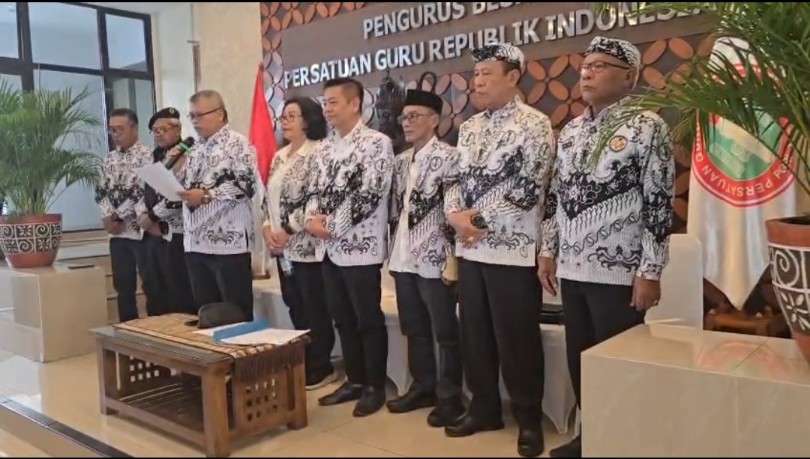 Ketua Umum PB PGRI Prof. Dr. Unifah Rosyidi, M.Pd., didampingi jajaran Pengurus Besar PGRI dan LKBH PB PGRI, menyampaikan keterangan pers di Jakarta, menegaskan bahwa legalitas kepengurusan PB PGRI tetap berlandaskan putusan pengadilan yang telah berkekuatan hukum tetap (inkracht).