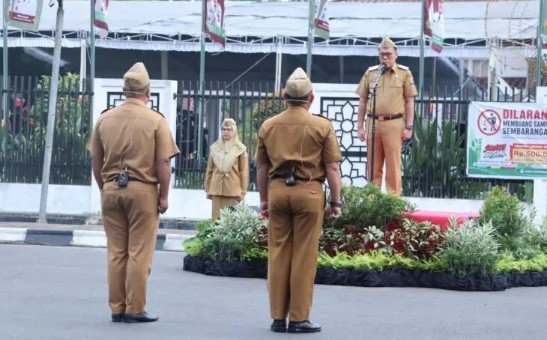 Ratusan ASN Pemerintah Kota Palembang mengikuti apel gabungan di kawasan Kambang Iwak, Senin (8/6/2026). Dalam apel tersebut, Pemkot Palembang menegaskan pentingnya disiplin, integritas, dan sinergi antar-OPD sebagai fondasi peningkatan kualitas pelayanan publik, sekaligus mengajak seluruh aparatur menyukseskan peringatan Hari Jadi Kota Palembang ke-1343.