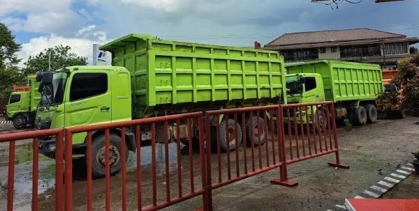 Antrean kendaraan mengular di SPBU Indralaya, Kabupaten Ogan Ilir, Sabtu (6/6/2026). Keterbatasan pasokan BBM jenis solar diduga menjadi pemicu panjangnya antrean yang berdampak pada kemacetan di ruas Jalan Lintas Timur Sumatera serta mengganggu aktivitas masyarakat dan distribusi barang.