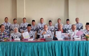 Pembina PGRI Sumsel Dr H Ahmad Zulinto didampingi segenap pengurus beserta Kuasa Hukum saat memberikan keterangan pers soal klaim Ketua Mandat PGRI Sumsel, di Sekretariat PGRI Kota Palembang Rabu 3 Juni 2026.