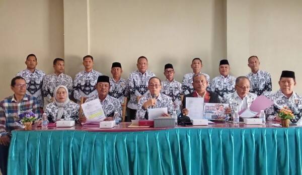 Pembina PGRI Sumsel Dr H Ahmad Zulinto didampingi segenap pengurus beserta Kuasa Hukum saat memberikan keterangan pers soal klaim Ketua Mandat PGRI Sumsel, di Sekretariat PGRI Kota Palembang Rabu 3 Juni 2026.