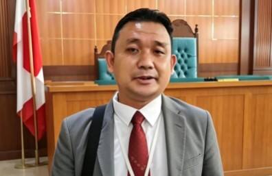 Kuasa hukum penggugat, M. Firdaus, S.Sos., S.H., M.H., memberikan keterangan kepada awak media terkait gugatan Perbuatan Melawan Hukum (PMH) yang diajukan Dr. H. Ahmad Zulinto, S.Pd., M.M. bersama para penggugat lainnya ke Pengadilan Negeri Palembang. Gugatan tersebut diajukan untuk memperoleh kepastian hukum atas sengketa pengelolaan Universitas PGRI Palembang dan dijadwalkan mulai disidangkan pada 22 Juli 2026.