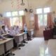 Wali Kelas 9.7 SMP Negeri 19 Palembang, Ruly Agustina, S.Pd., M.M., memberikan pengarahan kepada peserta didik pada hari pertama masuk sekolah Tahun Pelajaran 2026/2027.