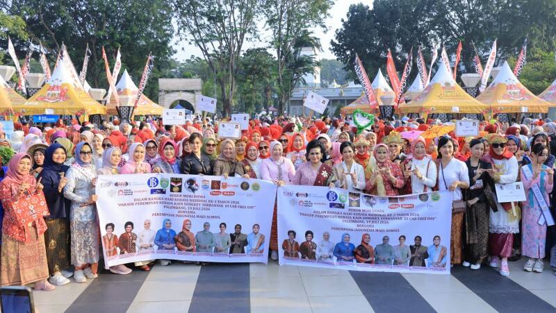 Ratusan warga mengikuti jalan santai dan senam bersama dalam Kampanye LRT Sumatera Selatan di kawasan Car Free Day (CFD) Bundaran Cinde, Palembang, Minggu (19/7/2026). Melalui tema "Begesit ke CFD, Naek LRT Sumsel".