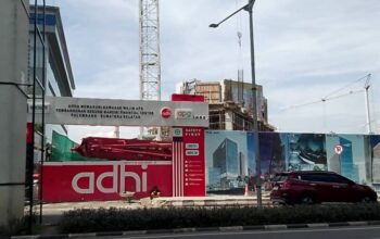 Pembangunan proyek Tower Mandiri di Jalan Kapten A Rivai, Palembang.