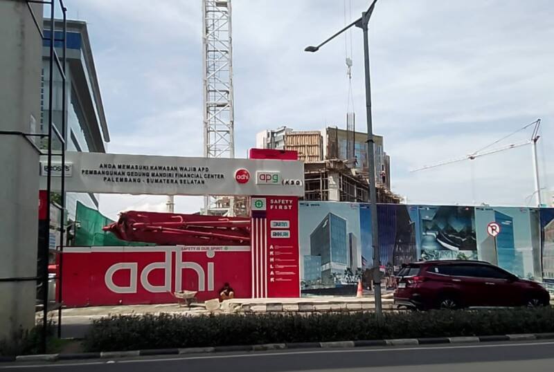 Pembangunan proyek Tower Mandiri di Jalan Kapten A Rivai, Palembang.