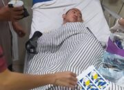 Muzaffar Aqhari Ahmad (14), siswa SMP Negeri 10 Palembang, menjalani perawatan di RS Hermina Palembang setelah menjadi korban pencurian dengan kekerasan. Korban mengalami luka di kepala dan lecet di sekujur tubuh usai terseret sekitar tujuh meter saat berusaha mempertahankan telepon genggamnya dari aksi dua penjambret di Jalan Gersik, Kelurahan Sekip Jaya, Kecamatan Kemuning, Minggu (26/7/2026). Polisi masih memburu kedua pelaku.
