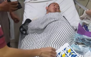 Muzaffar Aqhari Ahmad (14), siswa SMP Negeri 10 Palembang, menjalani perawatan di RS Hermina Palembang setelah menjadi korban pencurian dengan kekerasan. Korban mengalami luka di kepala dan lecet di sekujur tubuh usai terseret sekitar tujuh meter saat berusaha mempertahankan telepon genggamnya dari aksi dua penjambret di Jalan Gersik, Kelurahan Sekip Jaya, Kecamatan Kemuning, Minggu (26/7/2026). Polisi masih memburu kedua pelaku.