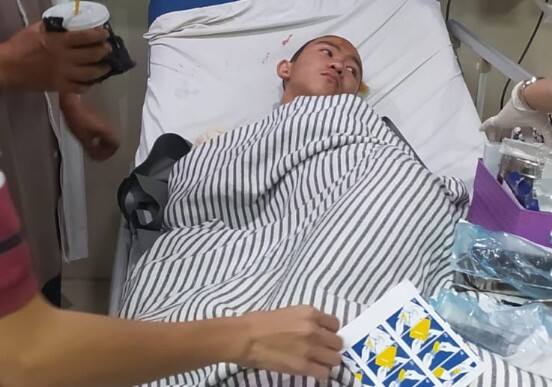 Muzaffar Aqhari Ahmad (14), siswa SMP Negeri 10 Palembang, menjalani perawatan di RS Hermina Palembang setelah menjadi korban pencurian dengan kekerasan. Korban mengalami luka di kepala dan lecet di sekujur tubuh usai terseret sekitar tujuh meter saat berusaha mempertahankan telepon genggamnya dari aksi dua penjambret di Jalan Gersik, Kelurahan Sekip Jaya, Kecamatan Kemuning, Minggu (26/7/2026). Polisi masih memburu kedua pelaku.