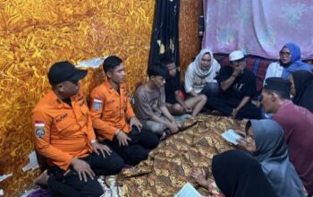 Tim SAR gabungan mengevakuasi jasad Gibran Farelio (12), siswa kelas VI SD yang ditemukan meninggal di tepian Sungai Enim, Desa Keban Agung, Kecamatan Lawang Kidul, Kabupaten Muara Enim, Selasa (28/7/2026). Korban ditemukan sekitar satu kilometer dari lokasi awal dilaporkan tenggelam setelah hampir satu hari dilakukan pencarian.