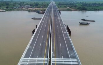 Jembatan Musi V pada ruas Jalan Tol Palembang-Betung resmi mengantongi Sertifikat Persetujuan Laik Fungsi (PLF) dari Kementerian Pekerjaan Umum. Sertifikat tersebut menjadi penanda bahwa struktur jembatan telah memenuhi standar teknis dan keselamatan, sekaligus menjadi tahapan penting menuju target operasional Jalan Tol Palembang-Betung pada akhir 2026.