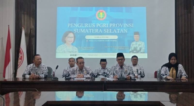 Wakil Ketua I PGRI Sumatera Selatan Drs. H. Lukman Haris, M.Si. didampingi pengurus lainnya memberikan keterangan pers di Gedung Guru PGRI Sumsel, Palembang, Kamis (23/7/2026).