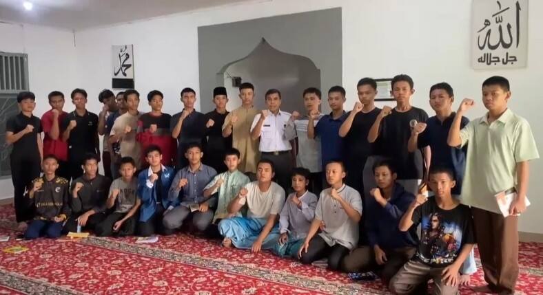 Pusat pembinaan karakter,Kepala SMK Negeri Sumatera Selatan, Drs. H. Zulkarnain, M.T., meninjau Musholah Al-Badar yang telah siap dimanfaatkan sebagai pusat kegiatan ibadah sekaligus laboratorium praktik Pendidikan Agama Islam.