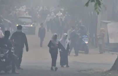 Kabut asap menyelimuti Kota Palembang. Dinas Pendidikan Kota Palembang meminta seluruh satuan pendidikan, mulai TK, SD hingga SMP negeri dan swasta, meningkatkan kewaspadaan terhadap dampak buruk kualitas udara. Sekolah diimbau menerapkan PHBS, menggunakan masker, menjaga kebersihan ruang kelas, serta mengurangi aktivitas di luar ruangan demi melindungi kesehatan peserta didik dan warga sekolah.