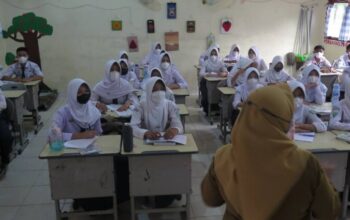 Aktivitas belajar mengajar di satuan pendidikan Kota Palembang tetap berlangsung di tengah kondisi kabut asap. Dinas Pendidikan Kota Palembang mengimbau seluruh warga sekolah menggunakan masker, menjaga kebersihan ruang kelas, memperbanyak konsumsi air putih, serta meniadakan sementara kegiatan di ruang terbuka sebagai langkah antisipasi terhadap dampak pencemaran udara.