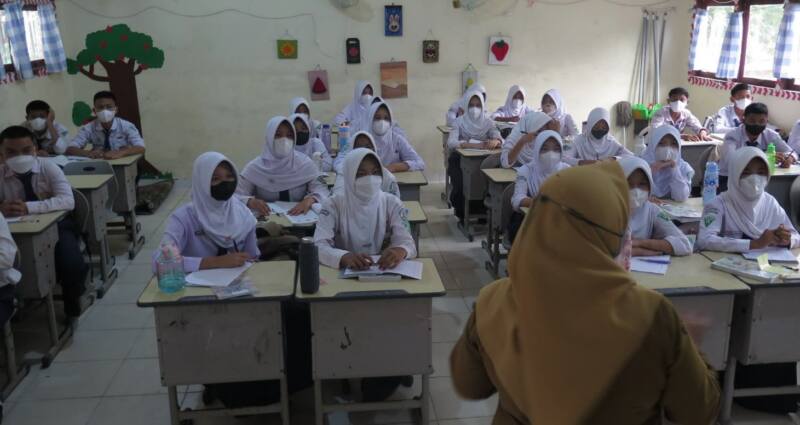 Aktivitas belajar mengajar di satuan pendidikan Kota Palembang tetap berlangsung di tengah kondisi kabut asap. Dinas Pendidikan Kota Palembang mengimbau seluruh warga sekolah menggunakan masker, menjaga kebersihan ruang kelas, memperbanyak konsumsi air putih, serta meniadakan sementara kegiatan di ruang terbuka sebagai langkah antisipasi terhadap dampak pencemaran udara.