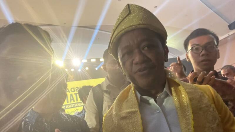 Ketua Umum Partai Golkar Bahlil Lahadalia menyampaikan arahan saat menghadiri Musyawarah Daerah (Musda) XI DPD Partai Golkar Sumatera Selatan di Hotel Aryaduta Palembang, Minggu (2/8/2026). Dalam arahannya, Bahlil meminta jajaran Golkar Sumsel segera memperkuat konsolidasi organisasi hingga tingkat desa sebagai langkah strategis untuk meningkatkan perolehan kursi legislatif pada Pemilu mendatang sekaligus memperkokoh mesin partai di akar rumput.