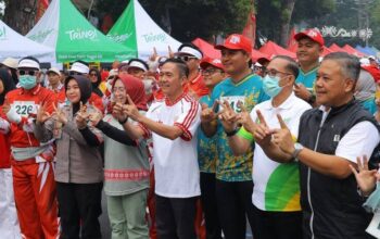 Ribuan guru dan tenaga kependidikan yang tergabung dalam PGRI Kota Palembang mengikuti Gerak Jalan PGRI dan Tenaga Kependidikan se-Kota Palembang dalam rangka memperingati HUT ke-81 Kemerdekaan RI, Selasa (25/8/2026). Kegiatan tersebut menjadi momentum memperkuat silaturahmi, soliditas, dan semangat kebersamaan keluarga besar pendidikan di Kota Palembang.
