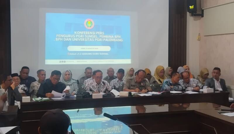 Pembina BPH Universitas PGRI Palembang, Dr H Ahmad Zulinto SPd MM, bersama jajaran pimpinan dan tim kuasa hukum menyampaikan sikap terkait polemik pemberhentian Rektor UPGRIP Bukman Lian, Palembang, Senin (31/8/2026). BPH mempersoalkan kewenangan pihak yang menerbitkan keputusan pemberhentian dan meminta dasar hukumnya dibuktikan melalui jalur hukum.