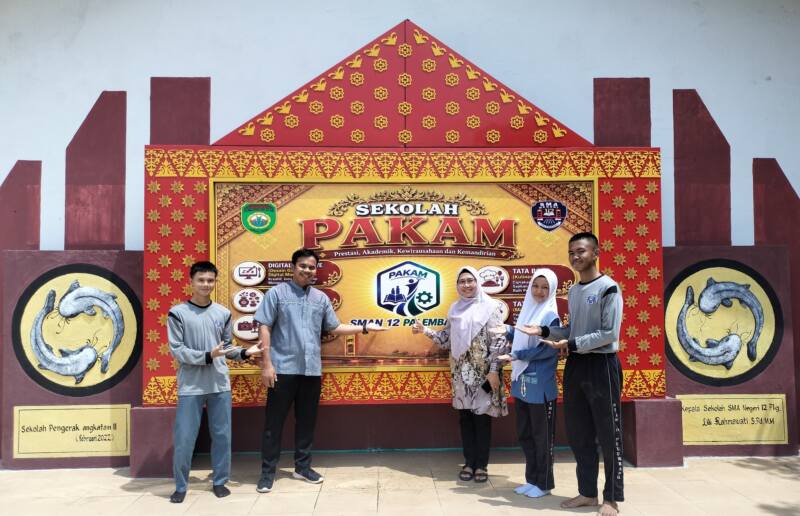 Kepala SMA Negeri 12 Palembang, Dra. Hj. Purwiastuti Kusumastiwi, M.M., menjelaskan pengembangan program PAKAM (Prestasi Akademik, Kewirausahaan, dan Kemandirian) di SMA Negeri 12 Palembang, Sumatera Selatan. Program tersebut membekali siswa dengan keterampilan tambahan sebagai bekal menghadapi dunia kerja, kewirausahaan, maupun melanjutkan pendidikan ke perguruan tinggi.