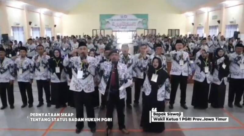 Ketua PGRI Kabupaten Situbondo Drs. Suhartoni, M.Pd., bersama Wakil Ketua I PGRI Jawa Timur yang juga anggota LKBH PB PGRI, Drs. Siswaji, M.Pd., menghadiri Konferensi Kerja Kabupaten (Konkerkab) PGRI Kabupaten Situbondo. Dalam forum tersebut, Siswaji menegaskan legalitas kepengurusan PB PGRI berdasarkan SK AHU tertanggal 8 Maret 2024 serta mengapresiasi langkah Bareskrim Polri dalam menangani perkara dugaan pemalsuan dokumen yang masih berproses sesuai ketentuan hukum.